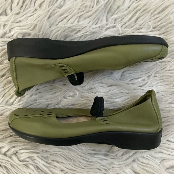 Arcopedico Shawna Mary Jane Green Leather Round Toe Stitch Accent Flats EUC 36 - Picture 2 of 9